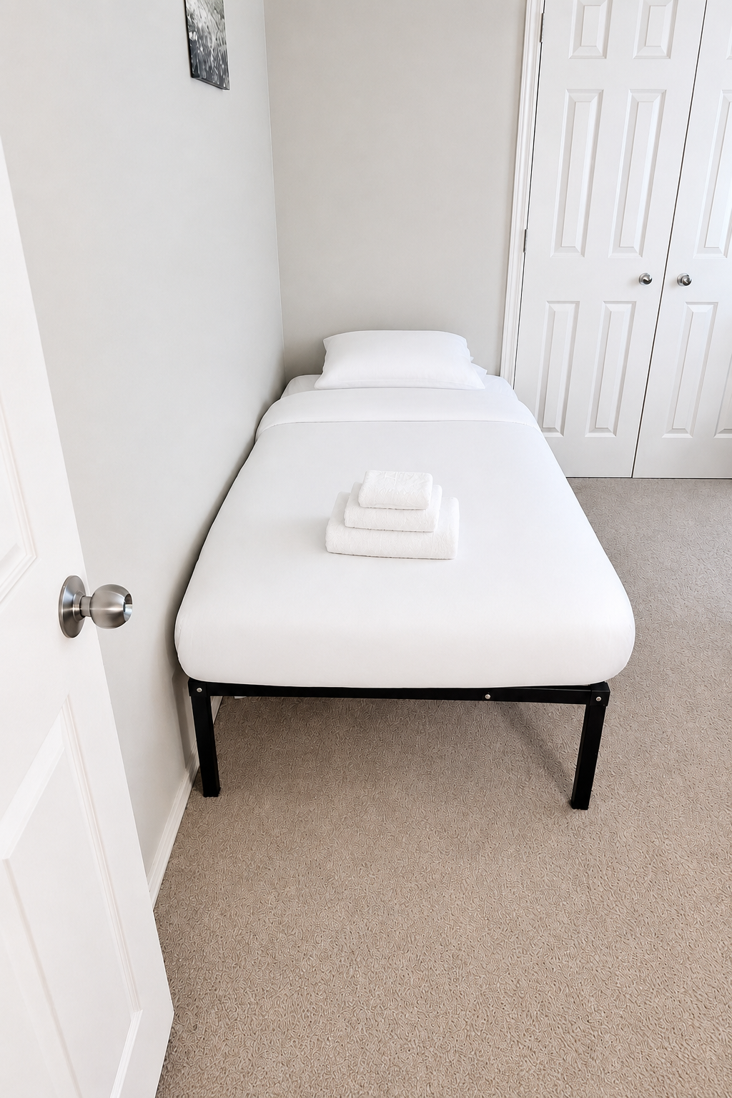 Meadowstone second bedroom with twin setup